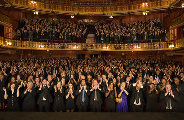 Applaudierendes Publikum im Theater - CAIF18404