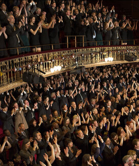 Applaudierendes Publikum im Theater - CAIF18409