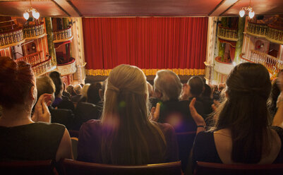 Publikum klatscht im Theater - CAIF18410
