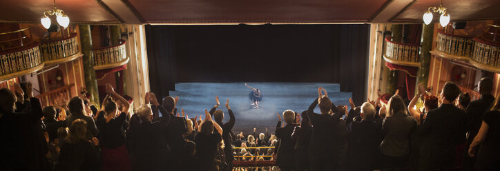 Applaudierendes Publikum im Theater - CAIF18413