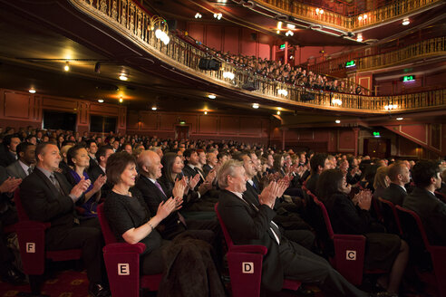 Applaudierendes Publikum im Theater - CAIF18418