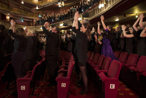 Applaudierendes Publikum im Theater - CAIF18422