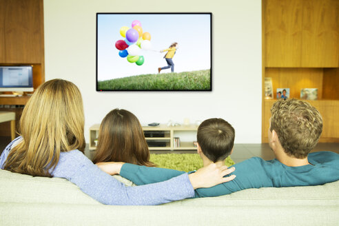 Familie beim Fernsehen im Wohnzimmer - CAIF18426