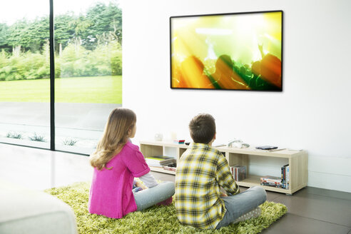 Kinder beim Fernsehen im Wohnzimmer - CAIF18427