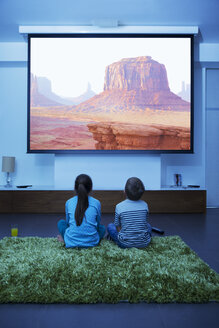 Kinder beim Fernsehen im Wohnzimmer - CAIF18442