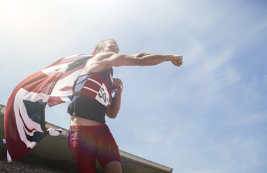 Leichtathletin jubelt mit britischer Flagge - CAIF18481