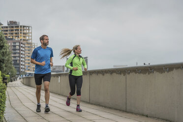 Vereinigtes Königreich, England, London, Greenwich, reifes Paar beim Joggen in der Stadt - PAF01782