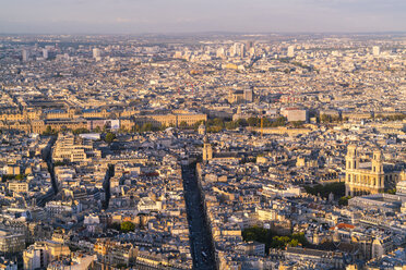 Frankreich, Paris, 6. Arrondissement, Rue de Rennes, mit dem Louvre im Hintergrund und der Kirche Saint-Sulpice im Odeon-Viertel - TAMF00951