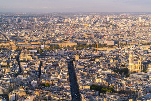 Frankreich, Paris, 6. Arrondissement, Rue de Rennes, mit dem Louvre im Hintergrund und der Kirche Saint-Sulpice im Odeon-Viertel - TAMF00951