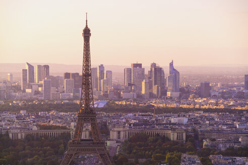 Frankreich, Paris, Eiffelturm und La Defense im Hintergrund im Morgenlicht - TAMF00953