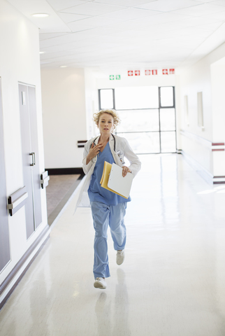 Arzt eilt den Krankenhauskorridor entlang, lizenzfreies Stockfoto
