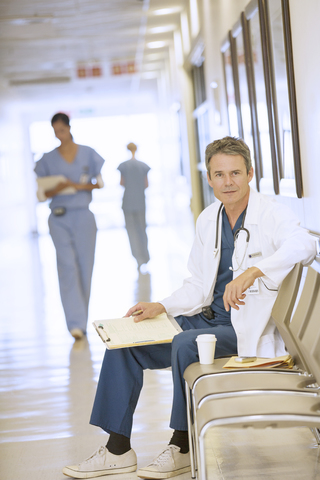 Porträt eines ernsten Arztes im Krankenhausflur, lizenzfreies Stockfoto