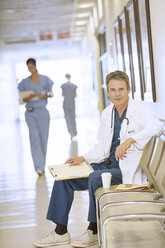 Porträt eines ernsten Arztes im Krankenhausflur - CAIF18515