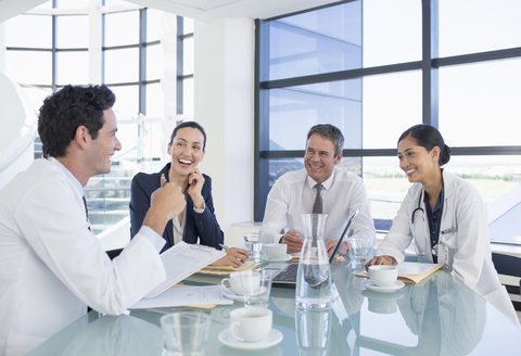 Ärzte und Geschäftsleute unterhalten sich in einer Sitzung, lizenzfreies Stockfoto