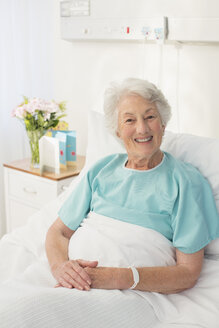 Porträt eines lächelnden, alternden Patienten im Krankenhausbett - CAIF18517
