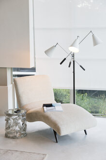 Chaise und Lampe neben dem Fenster - CAIF18583