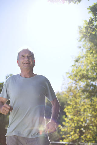 Älterer Mann läuft im Freien, lizenzfreies Stockfoto