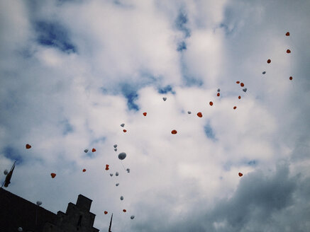 Luftballons in Herzform am Himmel - EVGF03304