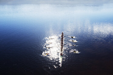 Ruderteam rudert auf dem See - CAIF18634