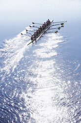 Ruderteam rudert auf dem sonnigen See - CAIF18635
