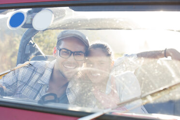 Porträt eines lächelnden Paares in einem Geländewagen - CAIF18663