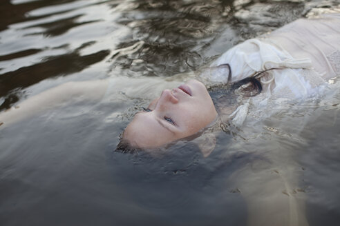 Frau schwimmt im See - CAIF18668