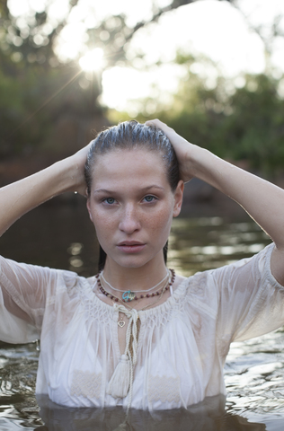 Porträt einer Frau im Fluss, lizenzfreies Stockfoto