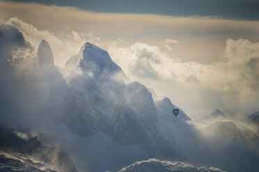 Austria, Salzkammergut, Hot air balloon over Dachstein massif - STCF00391