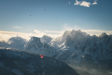Austria, Salzkammergut, Hot air balloons over alpine landscape with Gosaukamm in winter - STCF00401