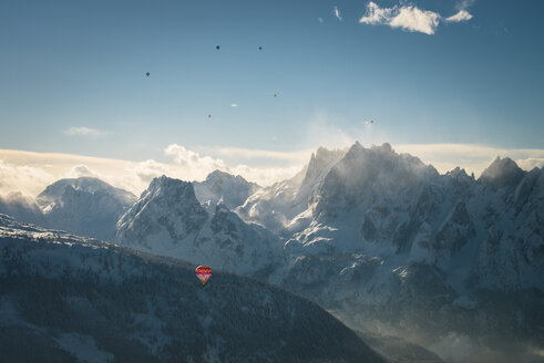 Österreich, Salzkammergut, Heißluftballone über Alpenlandschaft mit Gosaukamm im Winter - STCF00401