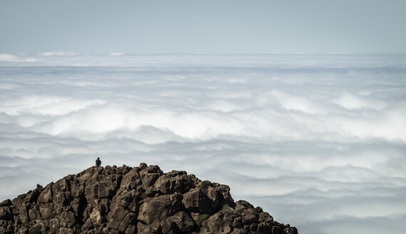 Spanien, Kanarische Inseln, Teneriffa, Person auf Gipfel im Teide-Nationalpark - STCF00403