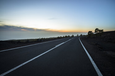 Spanien, Kanarische Inseln, Teneriffa, leere Straße im Teide-Nationalpark - STCF00405