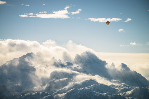 Austria, Salzkammergut, Hot air balloon over Dachstein massif - STCF00415