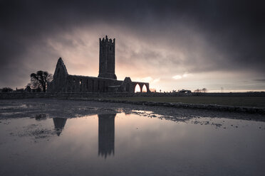 Ireland, abandoned church ruin - STCF00416