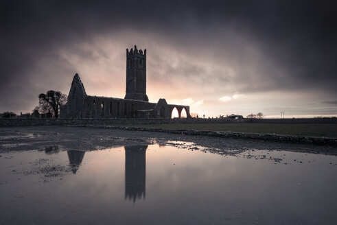 Irland, verlassene Kirchenruine - STCF00416