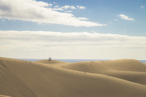 Spanien, Kanarische Inseln, Gran Canaria, Menschen auf Sanddünen in Maspalomas, lizenzfreies Stockfoto