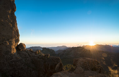 Spanien, Kanarische Inseln, Gran Canaria, Blick vom Roque Nublo bei Sonnenuntergang - STCF00428