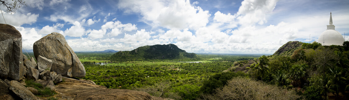 Sri Lanka, Blick vom Kloster Mihintale mit der Dagoba im Vordergrund - STCF00432