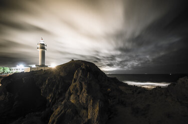 Spanien, Kanarische Inseln, Gran Canaria, Leuchtturm Faro de Taliarte bei Nacht - STCF00434