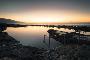 Spanien, Kanarische Inseln, Gran Canaria, Puerto de las Nieves, Naturpool bei Sonnenuntergang - STCF00437