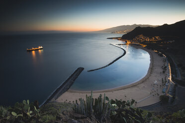 Spanien, Kanarische Inseln, Teneriffa, Strand von San Andres in der Abenddämmerung - STCF00447