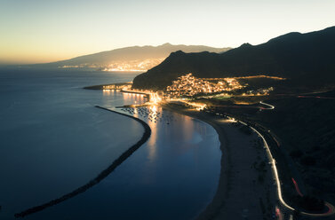 Spanien, Kanarische Inseln, Teneriffa, Strand von San Andres bei Nacht - STCF00448