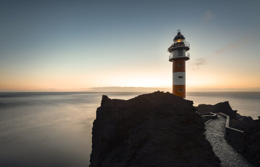 Spanien, Kanarische Inseln, Teneriffa, Punta de Teno, Leuchtturm an der Küste - STCF00452