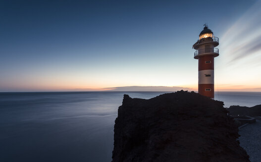 Spanien, Kanarische Inseln, Teneriffa, Punta de Teno, Leuchtturm an der Küste in der Abenddämmerung - STCF00453