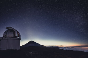 Spanien, Kanarische Inseln, Teneriffa, Teide-Sternwarte bei Nacht - STCF00456