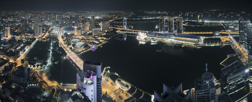 Singapur, Skyline bei Nacht mit Marina Bay von der Alitude Bar aus gesehen - STCF00466