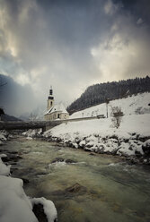 Deutschland, Bayern, Ramsau, Blick auf die St. Sebastianskirche - STCF00467