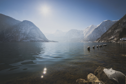 Österreich, Salzkammergut, Hallstätter See mit Dachstein und Sarstein, lizenzfreies Stockfoto