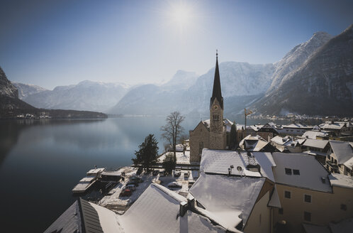 Österreich, Salzkammergut, Hallstatt mit Hallstätter See und evangelischer Kirche - STCF00470