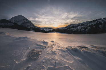 Österreich, Steiermark, Woerschachwald im Winter bei Sonnenuntergang - STCF00471